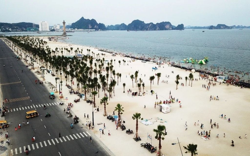 Cảnh biển Bãi Cháy nhìn ra vịnh Hạ Long 