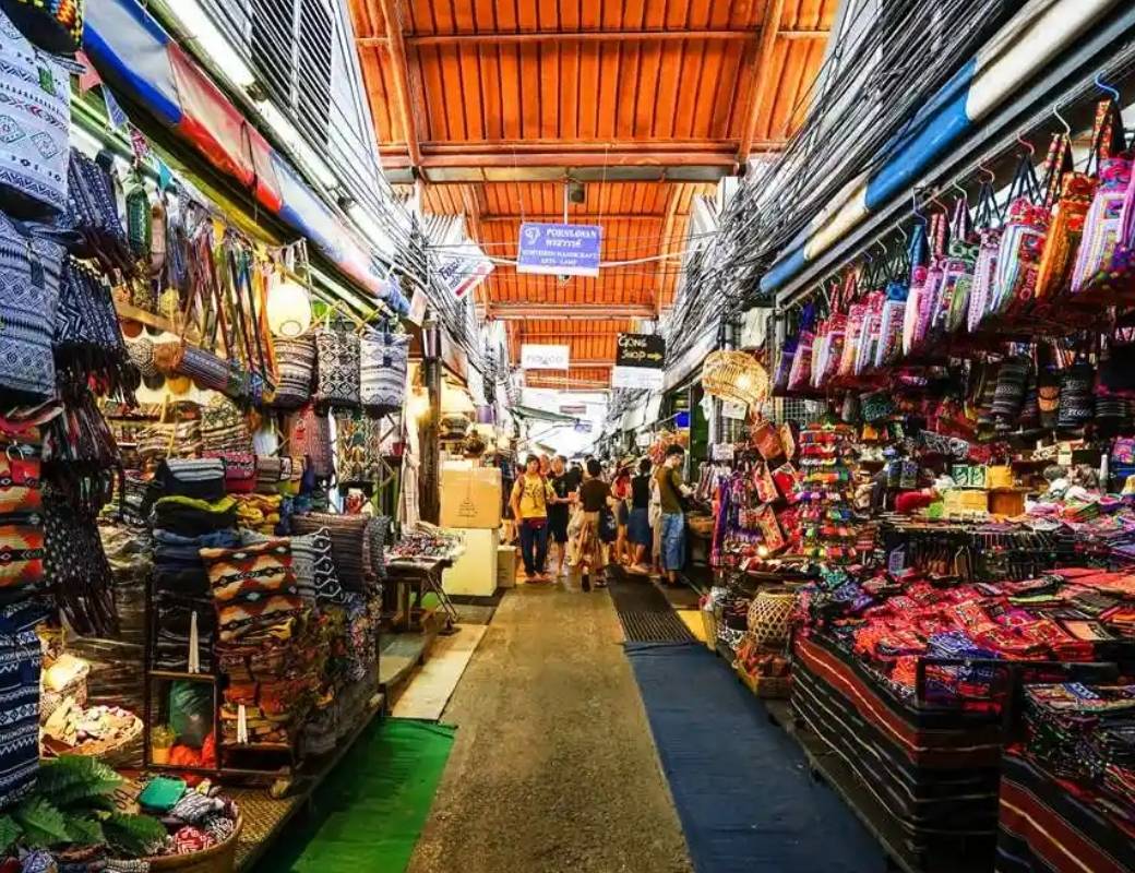 các gian hàng mua sắm đông đúc tại chợ Chatuchak.