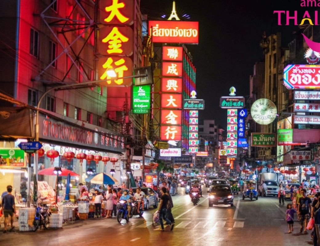 Phố Yaowarat rực rỡ biển hiệu neon tại Bangkok về đêm.