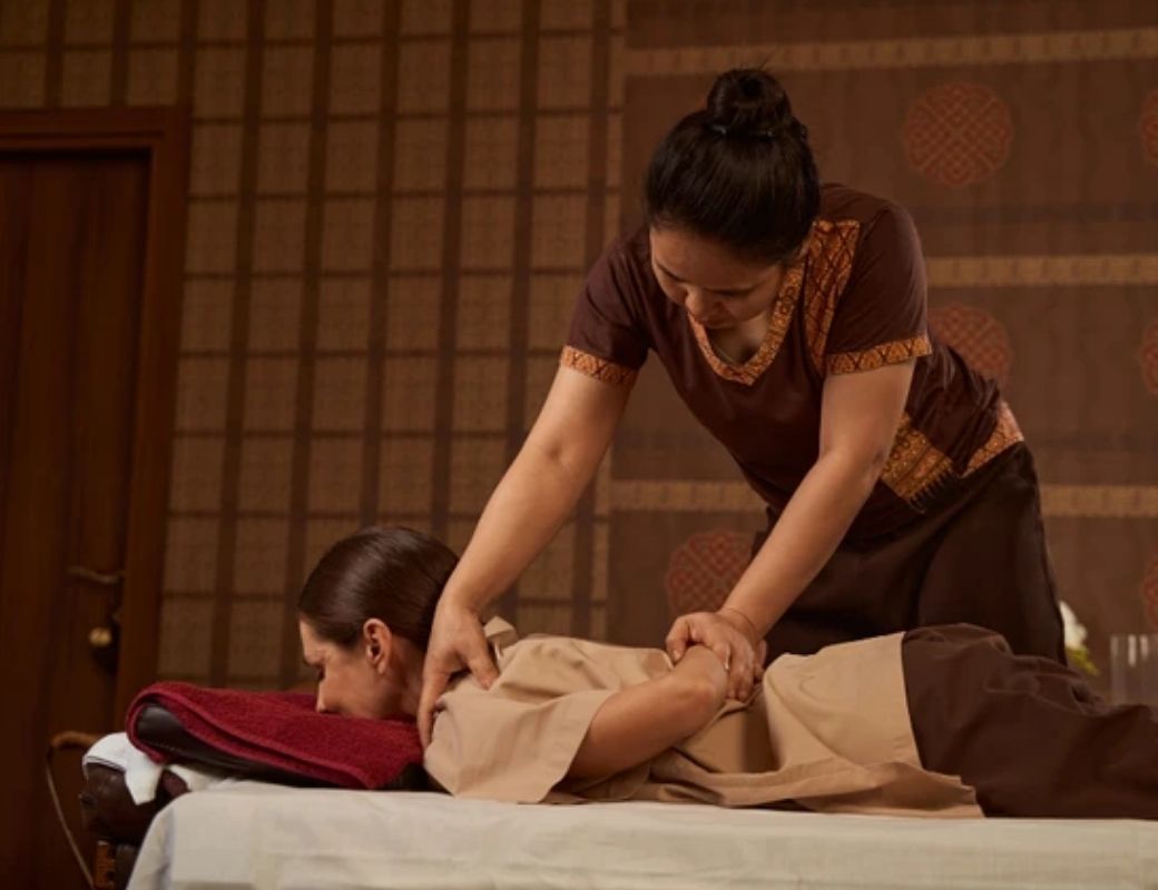 Trải nghiệm massage Thái cổ truyền tại Bangkok.