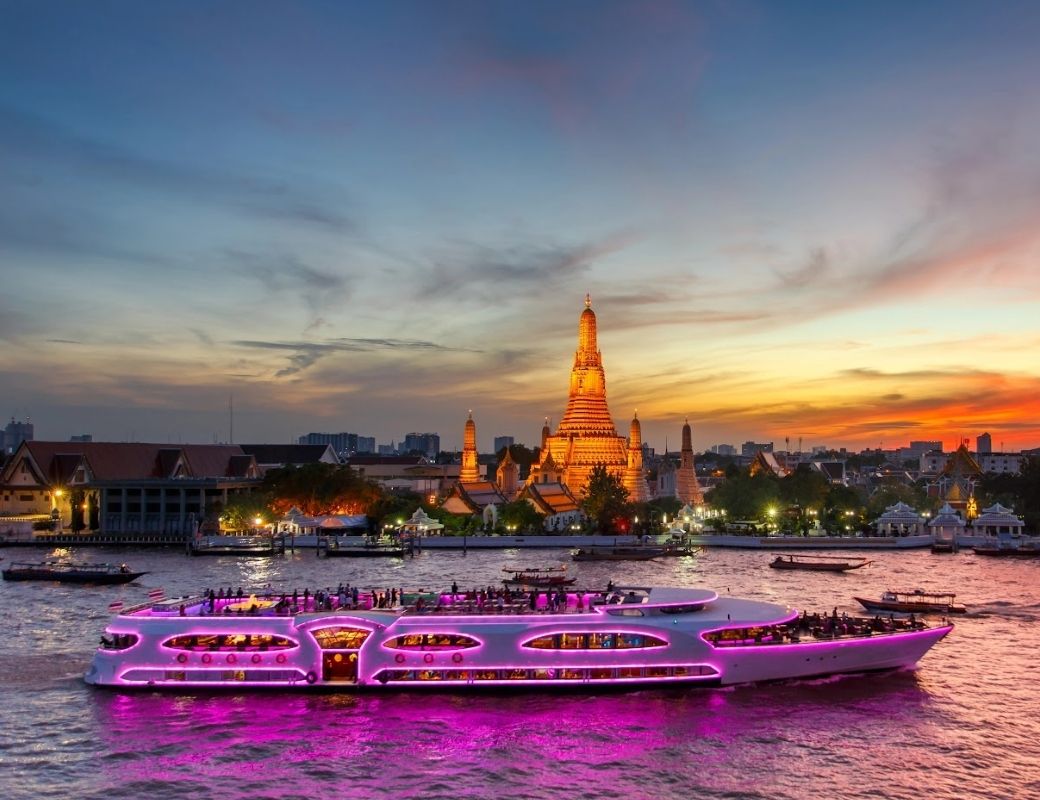 Du thuyền ngắm hoàng hôn trên sông Chao Phraya.