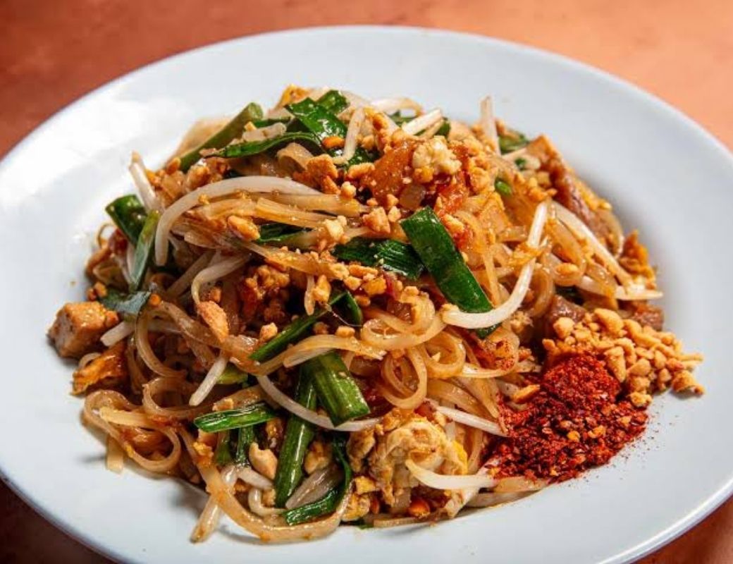 Món Pad Thai xào trứng đặc trưng của Thái Lan.