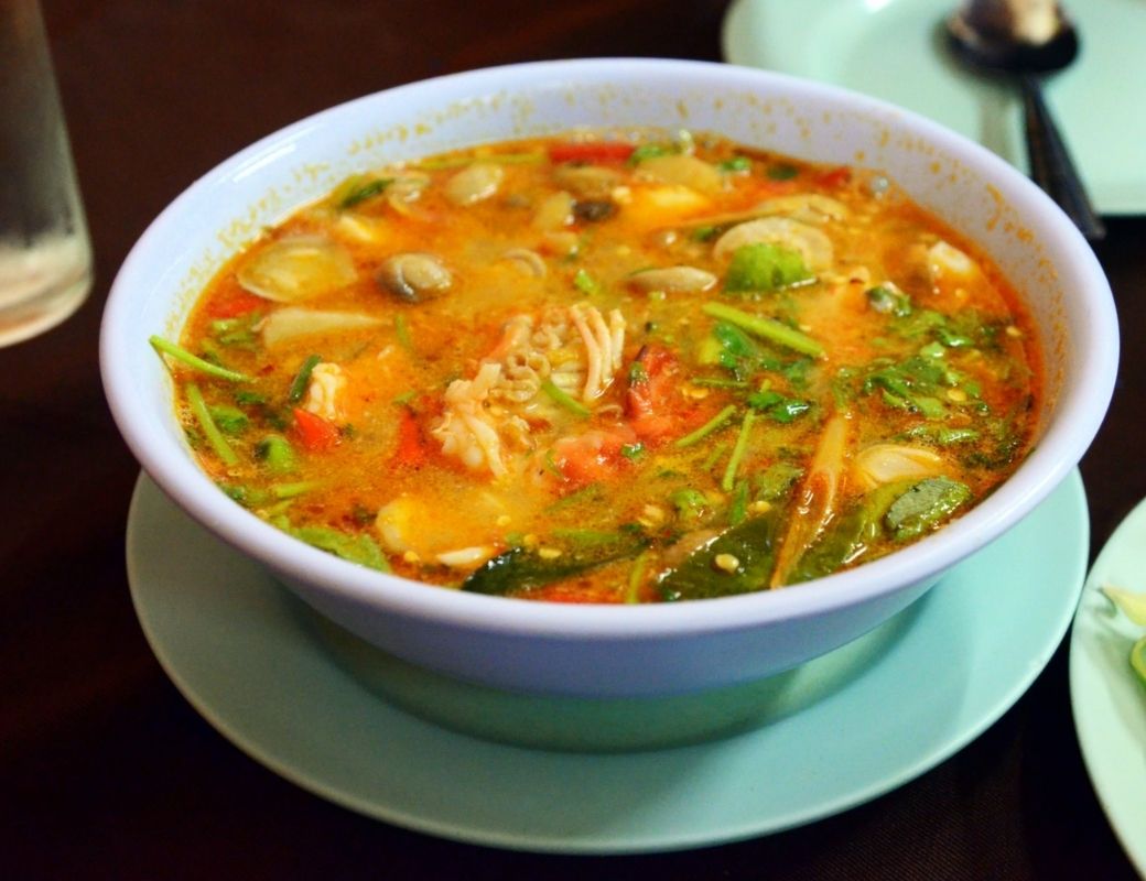 tom Yum tôm sú với nước dùng chua cay đặc trưng.