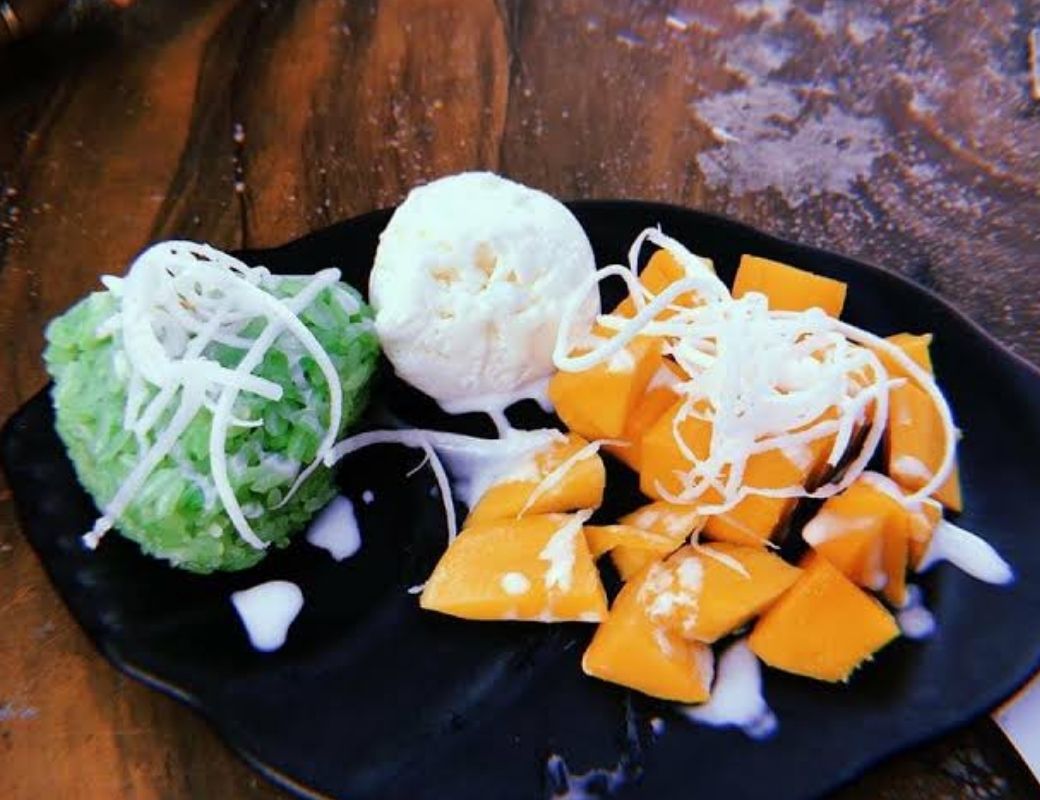 Xôi xoài và kem dừa đặc trưng của ẩm thực Thái Lan.