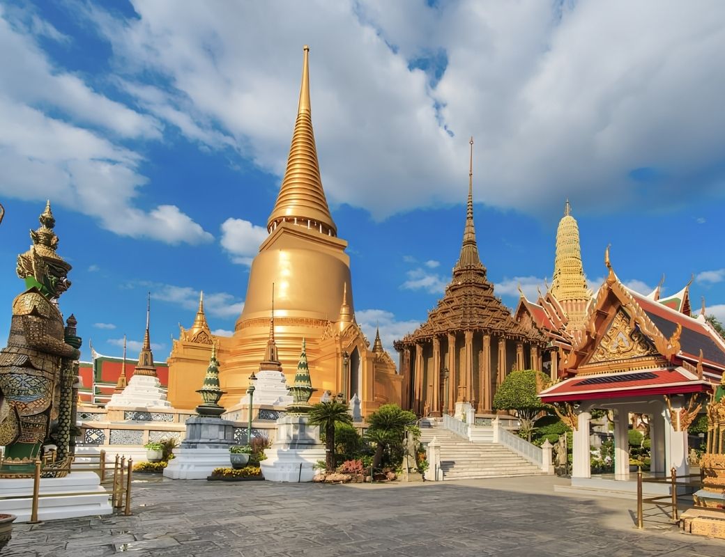 Chùa Phật Ngọc Wat Phra Kaew với kiến trúc dát vàng.