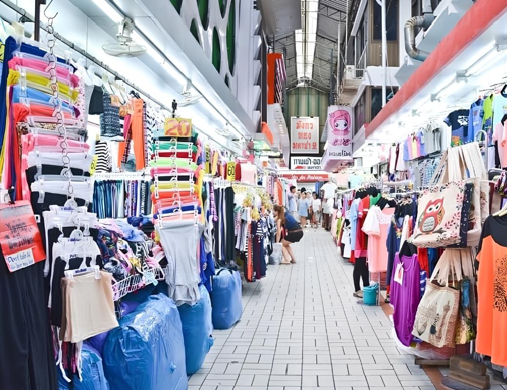 Các gian hàng quần áo tại chợ Pratunam.