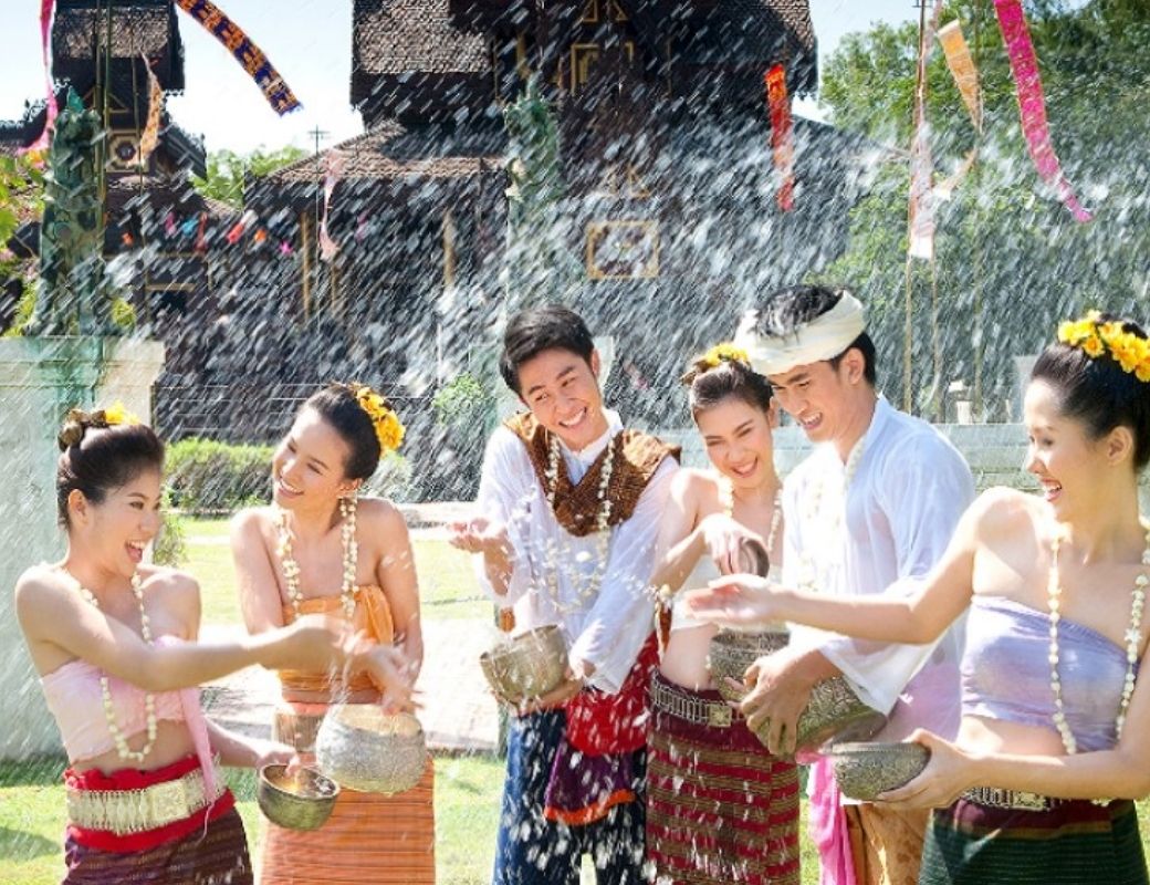 Người dân và du khách vui chơi té nước trong lễ hội Songkran.