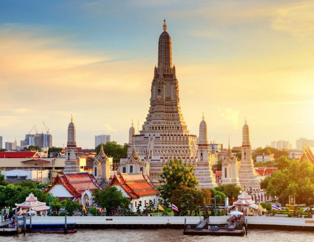 Chùa Bình Minh Wat Arun bên sông Chao Phraya ở Bangkok.