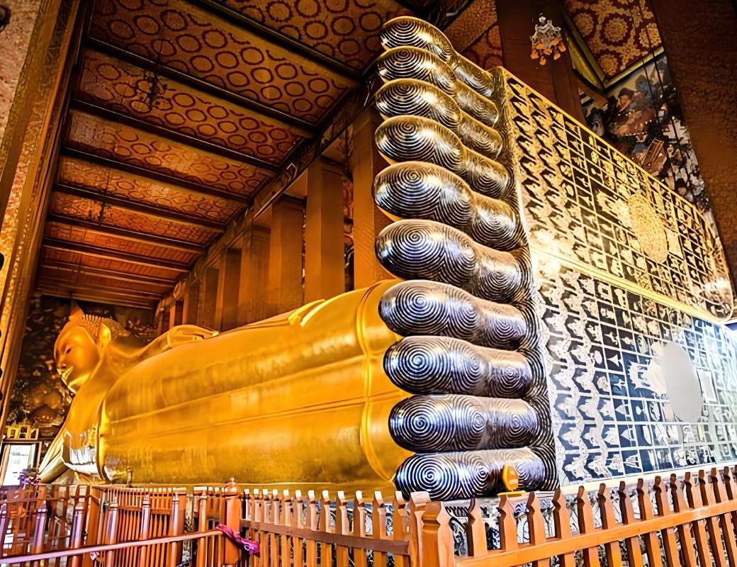 Tượng Phật nằm mạ vàng dài 46 m tại chùa Wat Pho.