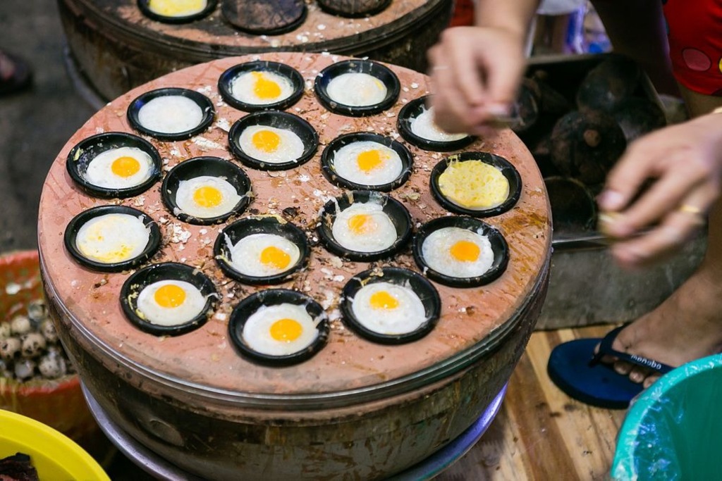 Bánh căn Đà Lạt ăn cùng nước chấm xíu mại