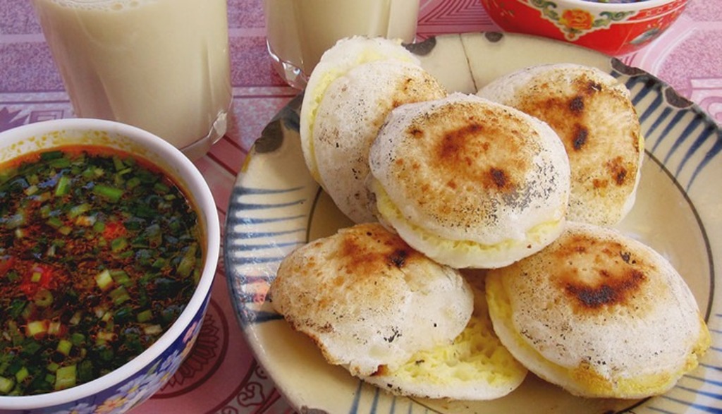 Bánh căn cô Hường nhân trứng cút