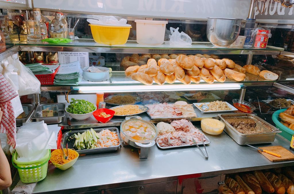 Tủ bánh mì Kim Dung với bánh mì và nhiều loại nguyên liệu