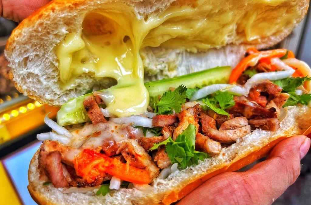 Ổ bánh mì Chim Chạy với thịt nướng, rau và sốt bơ