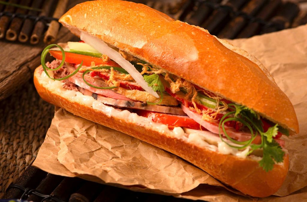 Ổ bánh mì Sài Gòn kẹp thịt nguội, rau thơm và dưa leo