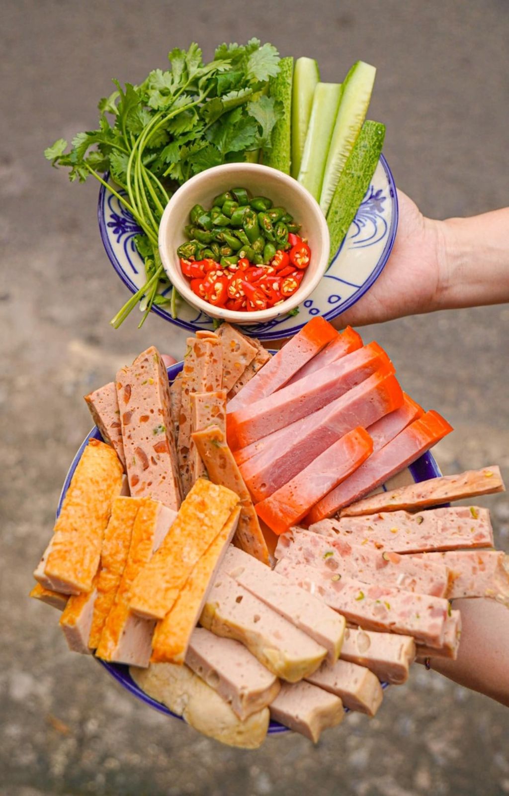 Các loại chả, dăm bông, rau và ớt dùng làm nhân bánh mì Hoàng Lam