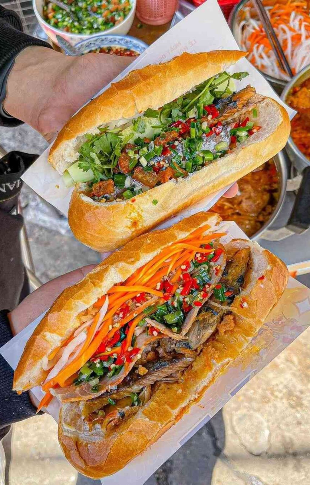 Hai ổ bánh mì Dì Oanh kẹp cá nục, rau và đồ chua
