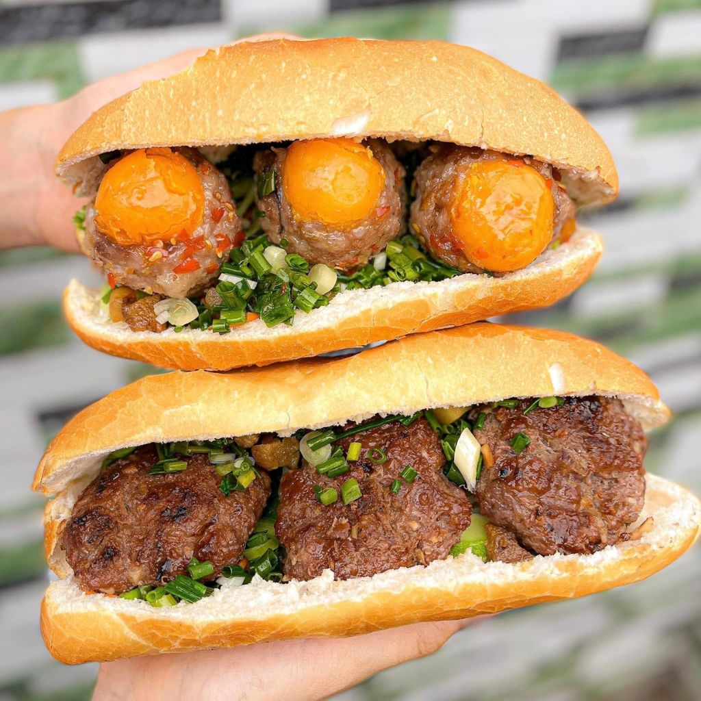Hai ổ bánh mì Cô Lành kẹp bò nướng và rau thơm