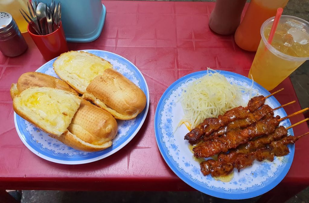 Bánh mì phết bơ và xiên bò nướng tại quán A Tùng
