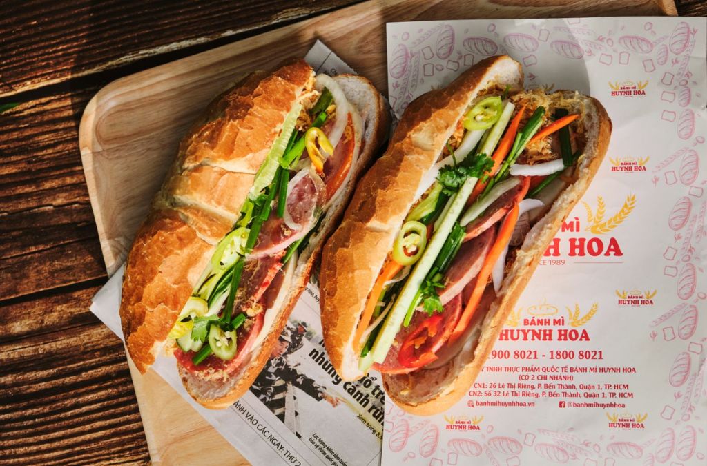 Hai ổ bánh mì Huynh Hoa kẹp nhiều lớp thịt và rau