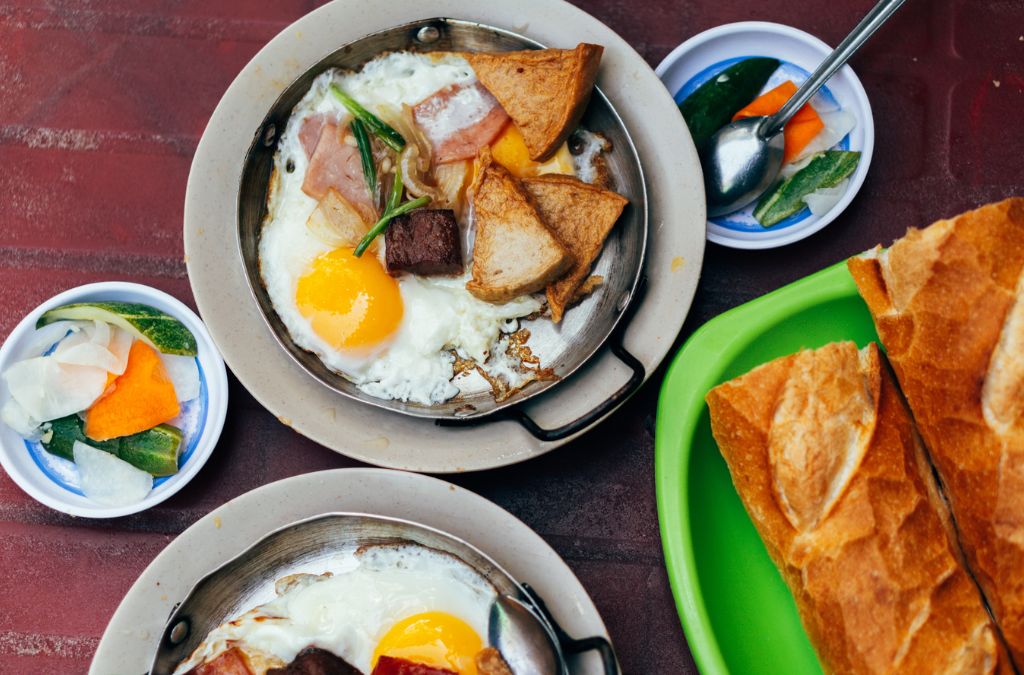 Bánh mì chảo Hòa Mã với trứng ốp la, thịt nguội và bánh mì