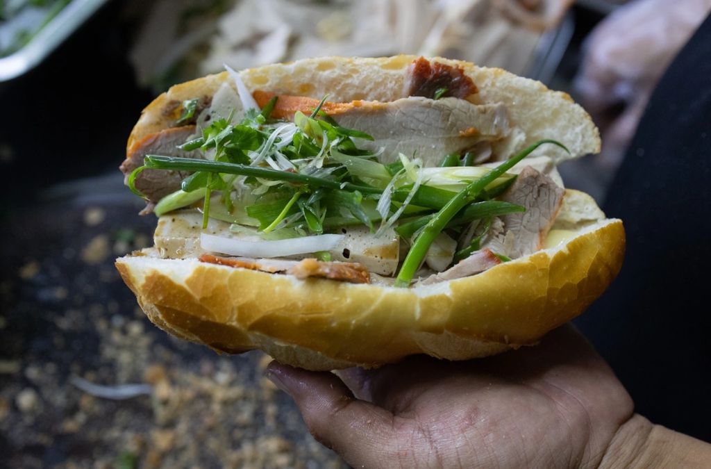 Ổ bánh mì Bảy Hổ kẹp thịt, rau thơm và dưa leo