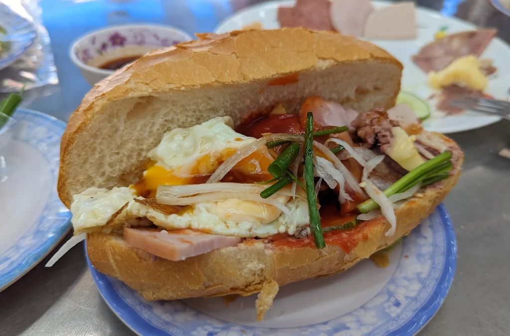 Ổ bánh mì Như Lan kẹp thịt, trứng và rau