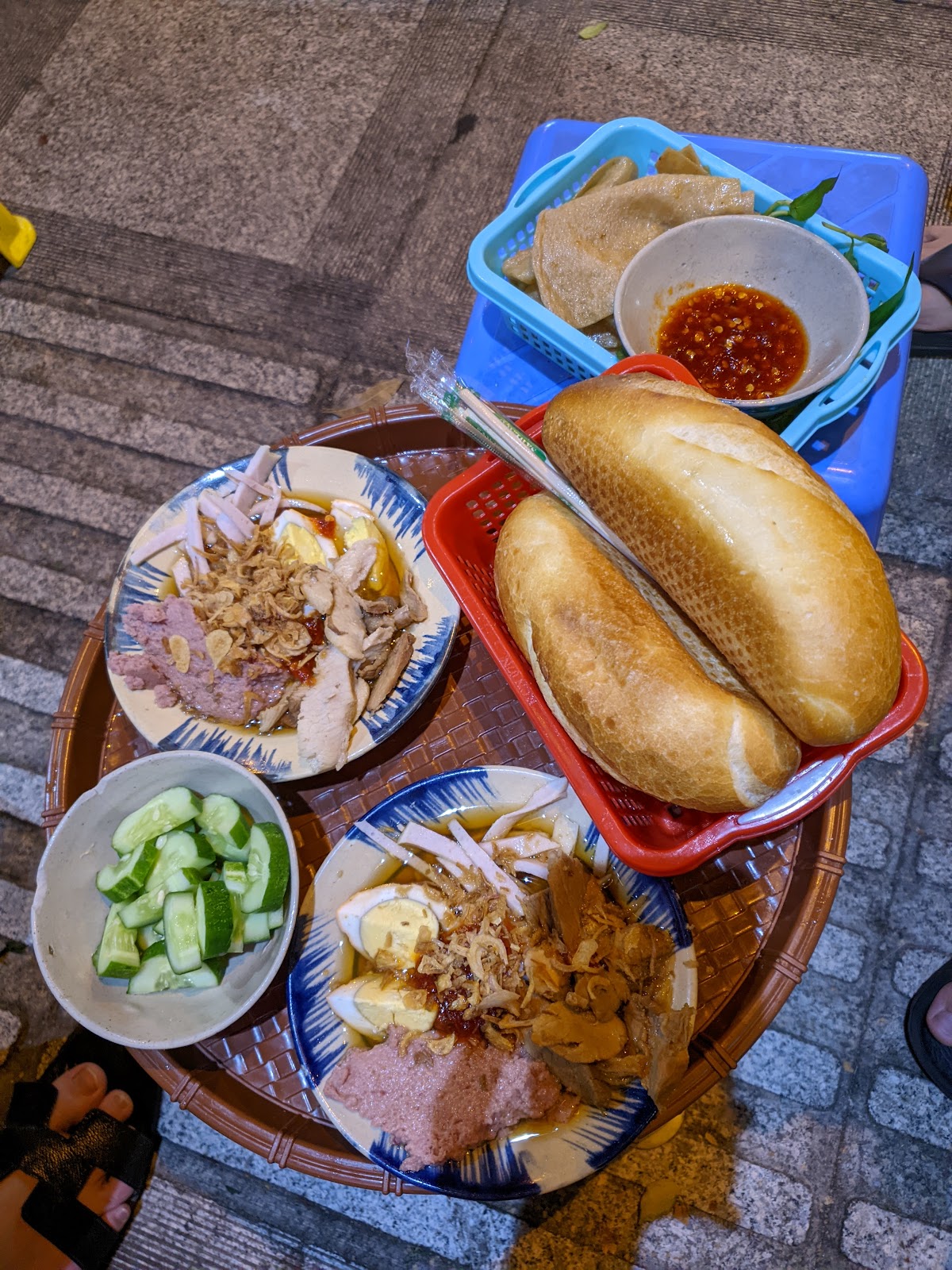 Bánh mì và các phần nhân gà xé tại tiệm Bùi Thị Xuân