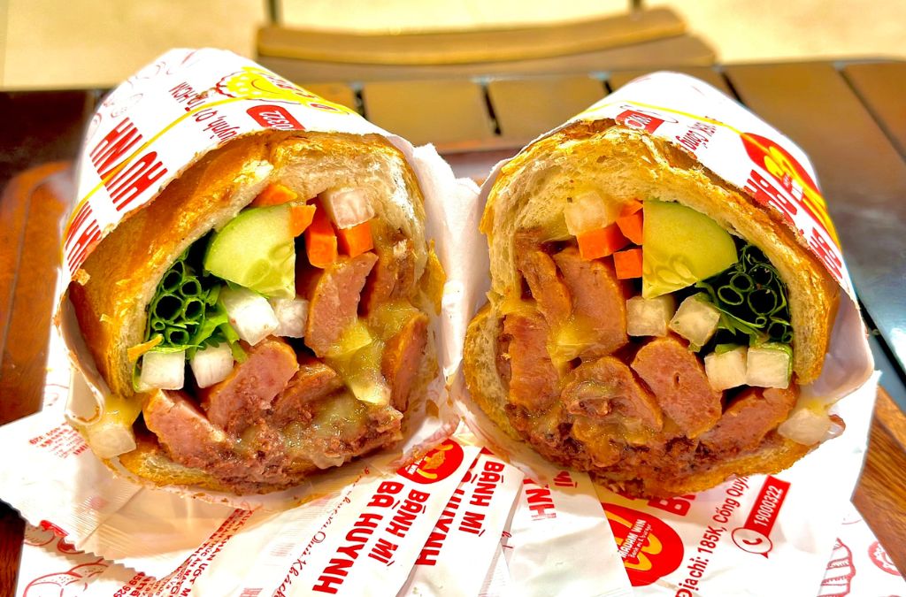 Hai nửa bánh mì Bà Huynh với nhiều lớp thịt và rau