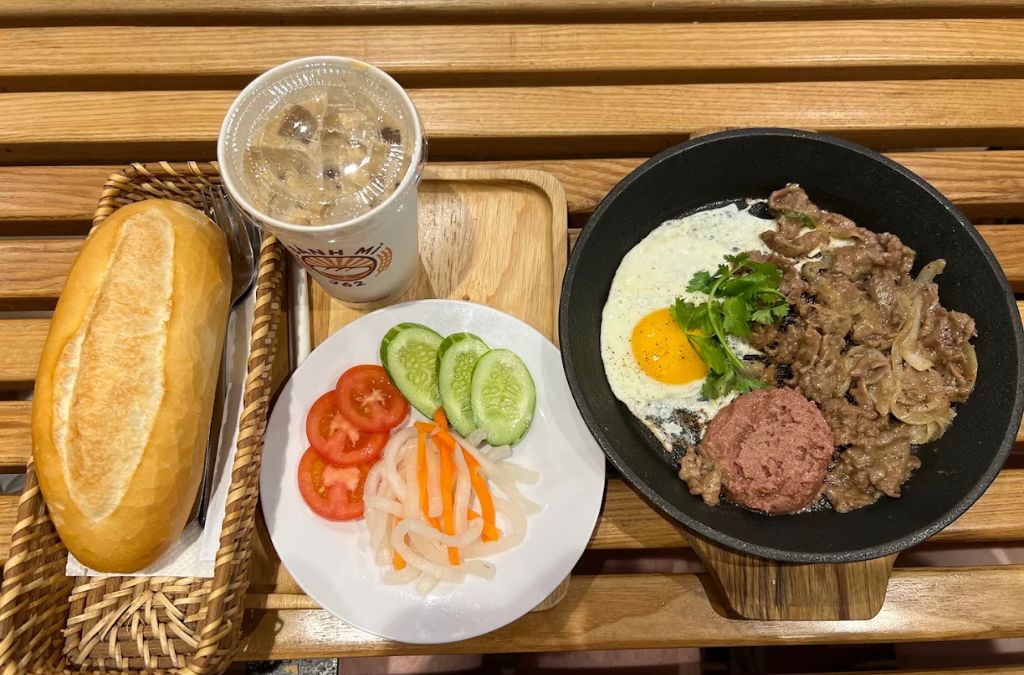 Phần bánh mì 362 với bánh mì, trứng ốp la, thịt và rau ăn kèm