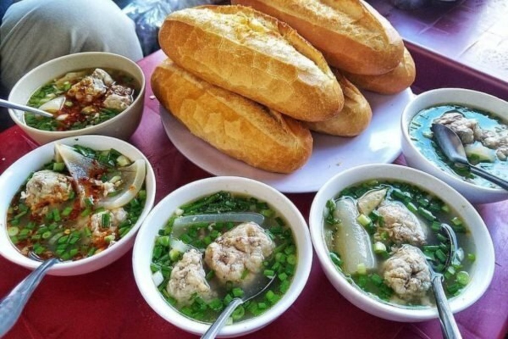 Bánh mì xíu mại Đà Lạt nóng hổi