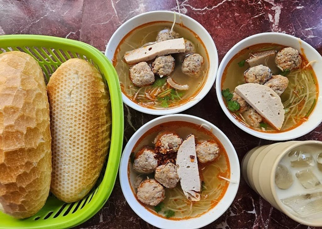 Bánh mì xíu mại Bé Linh Hoàng Diệu
