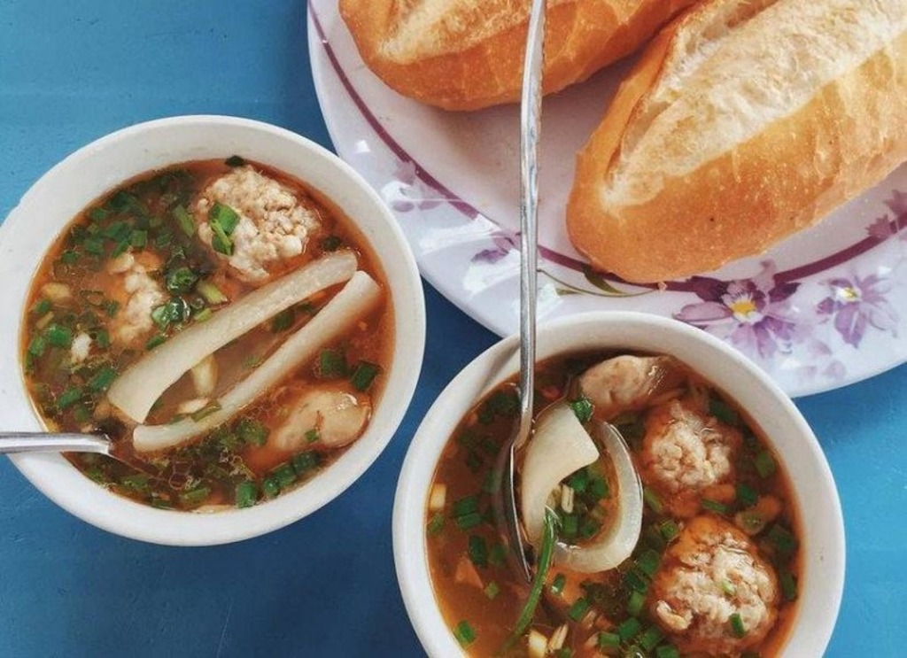 Bánh mì xíu mại Bà Năm Đà Lạt