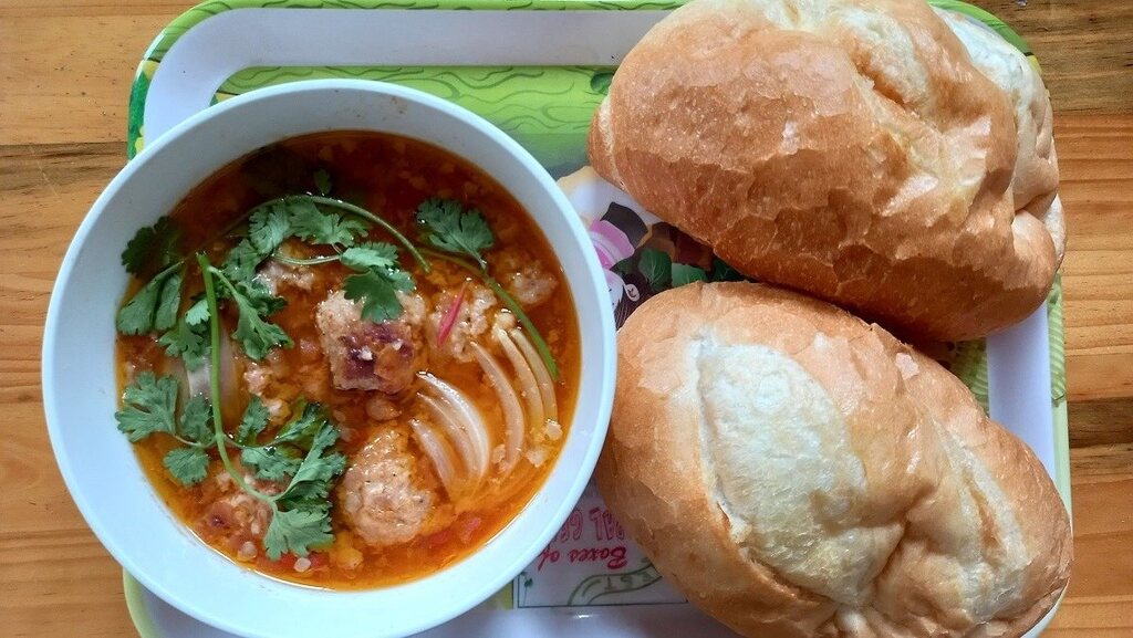 Bánh mì xíu mại Cô Loan Nguyễn Siêu