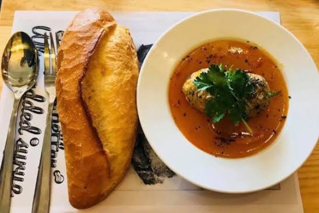 Bánh mì xíu mại sốt cam Đà Lạt
