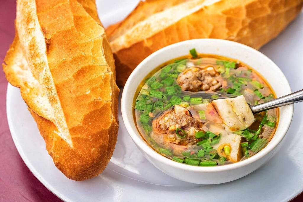 Bánh mì xíu mại Cầu Nhà Đèn
