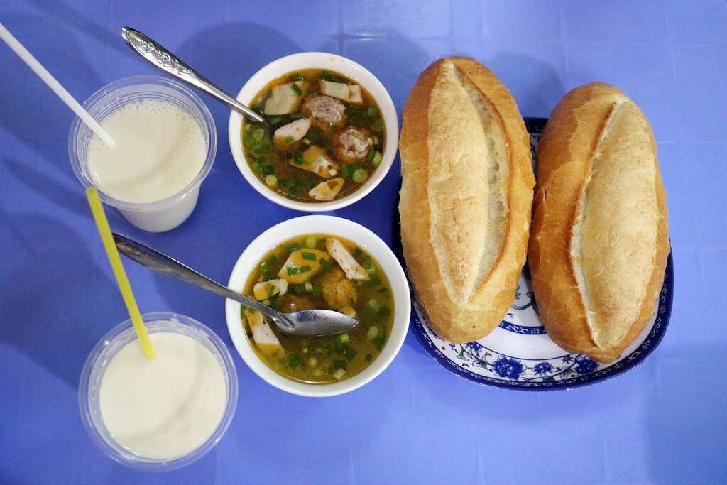 Bánh mì xíu mại Cô Sương 