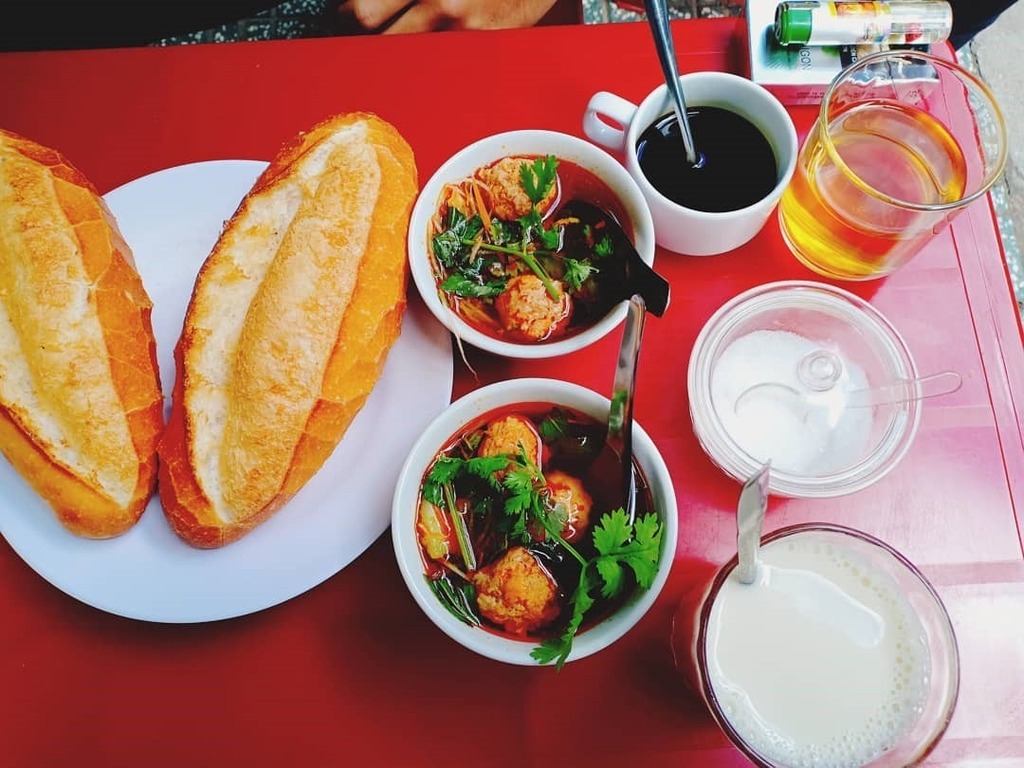 Bánh mì xíu mại trong chợ Đà Lạt