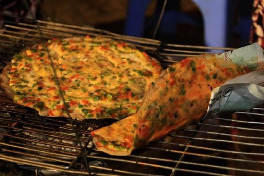 Bánh tráng nướng Cô Tâm Đà Lạt với sốt bơ, mayonnaise và sốt me