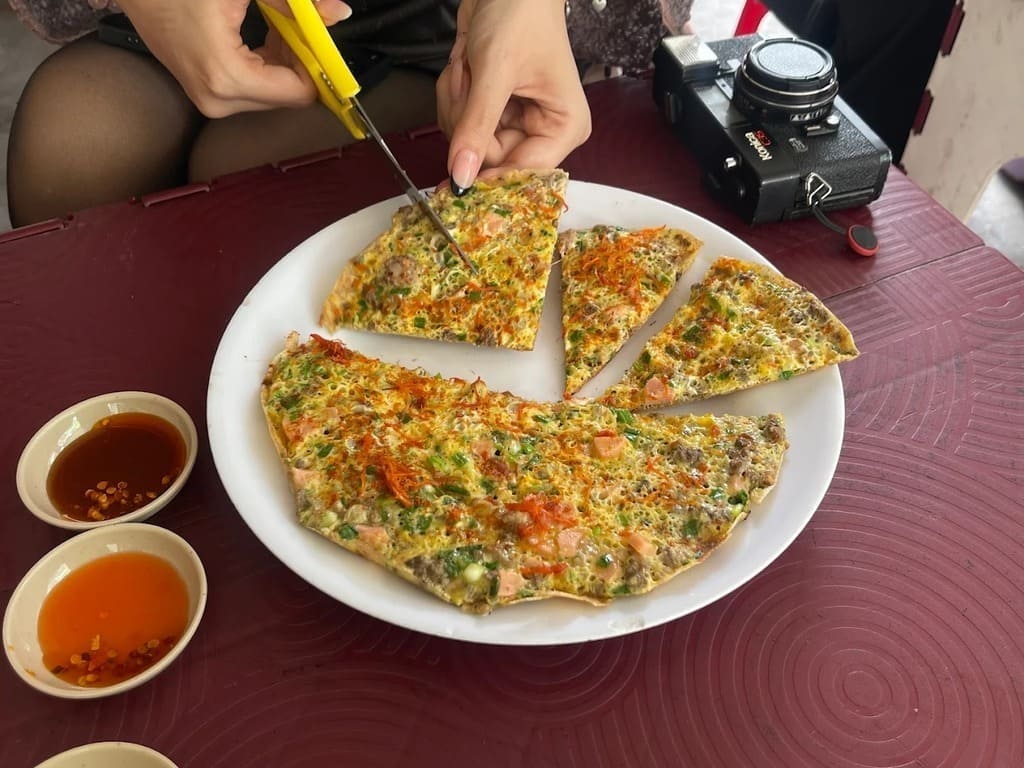 Bánh tráng nướng Dì Đinh Đà Lạt với nhiều loại topping