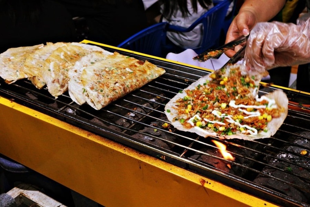 Bánh tráng nướng Cô Phượng Đà Lạt ăn cùng sốt me