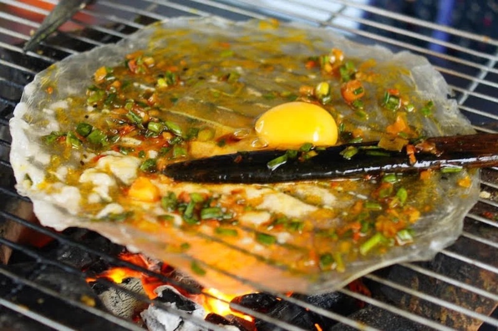 Bánh tráng nướng Quán Hiếu Đà Lạt với topping trứng cút và phô mai