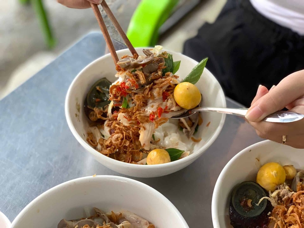 Quán Long được nhiều thực khách biết đến với phần bánh ướt có thịt gà, tim, gan, mề và trứng non