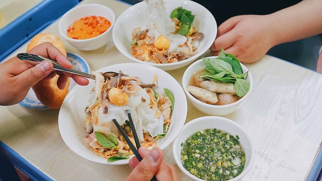Bánh ướt lòng gà Đà Lạt với gà xé, lòng gà và trứng non