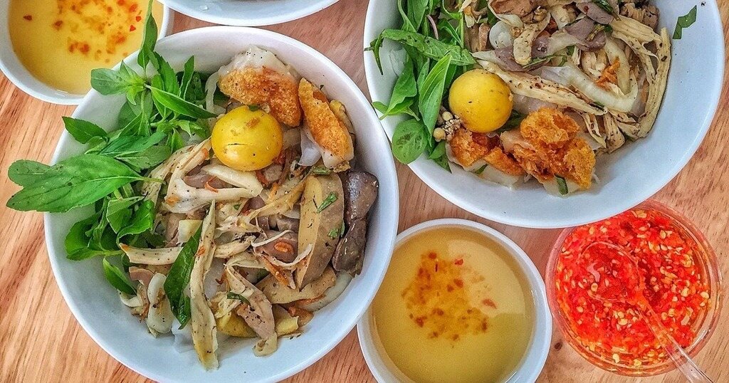 Phần bánh ướt lòng gà đầy đủ tại quán Trang