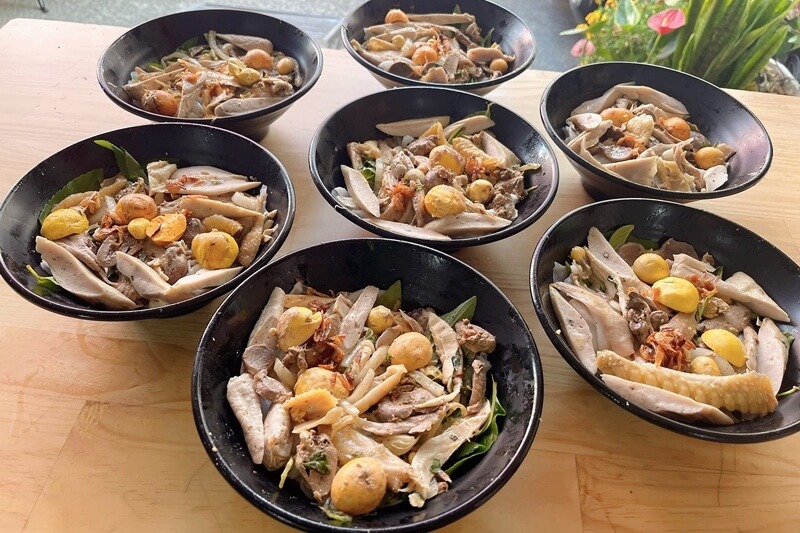 Bánh ướt lòng gà tại Tiệm ăn Đà Lạt Phố ở đường Tăng Bạt Hổ