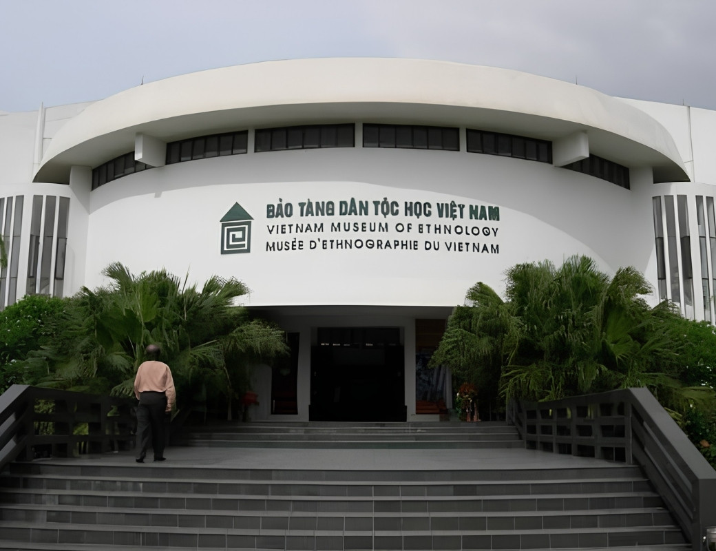 Bên ngoài Bảo tàng Dân tộc học Việt Nam.
