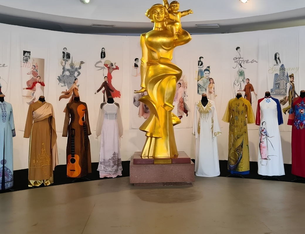 Khu trưng bày áo dài tại Bảo tàng Phụ nữ Việt Nam.