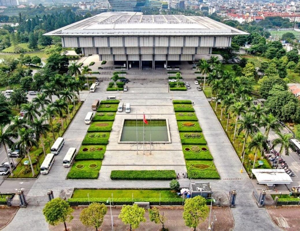 Bảo tàng Hà Nội nhìn từ trên cao với kiến trúc kim tự tháp ngược.
