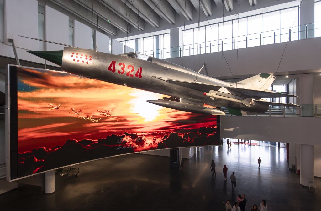 Máy bay MiG-21 số hiệu 4324 treo trong sảnh bảo tàng