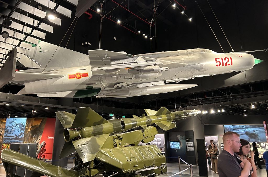 Máy bay MiG-21 số hiệu 5121 trưng bày trong bảo tàng